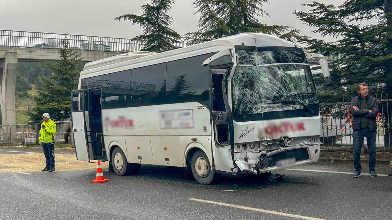 Uşak'ta işçi servislerinin çarpıştığı kazada 20 kişi yaralandı