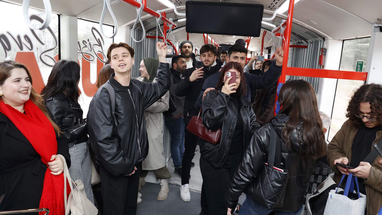 Sınav haftasında neşeli sürpriz, otobüste bando konseri