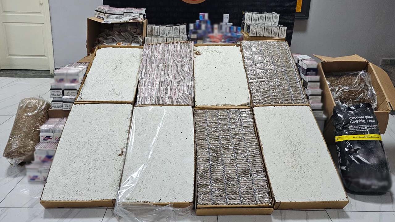 Uşak'ta kaçakçılık operasyonlarında büyük miktarda kaçak tütün ürünü ele geçirildi