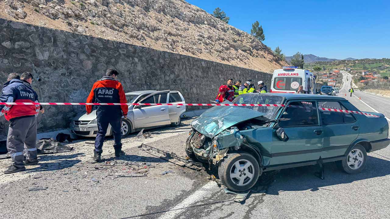 Uşak'ta iki otomobilin çarpıştığı kazada karı koca öldü, 3 kişi yaralandı