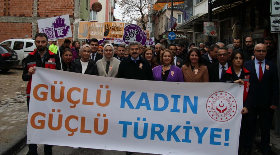 Uşak'ta "kadına yönelik şiddete karşı" yürüyüş düzenlendi