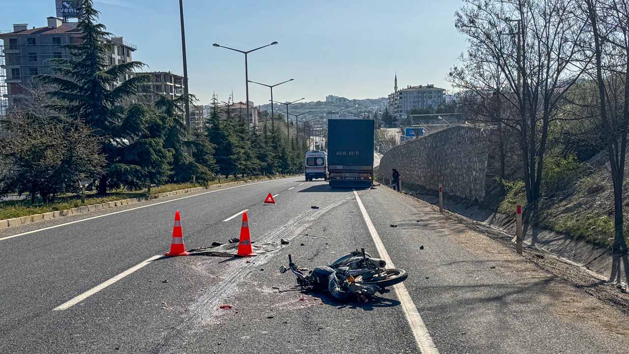 Hacıkadem Kavşağı'nda tırla çarpışan motosikletteki sürücü öldü