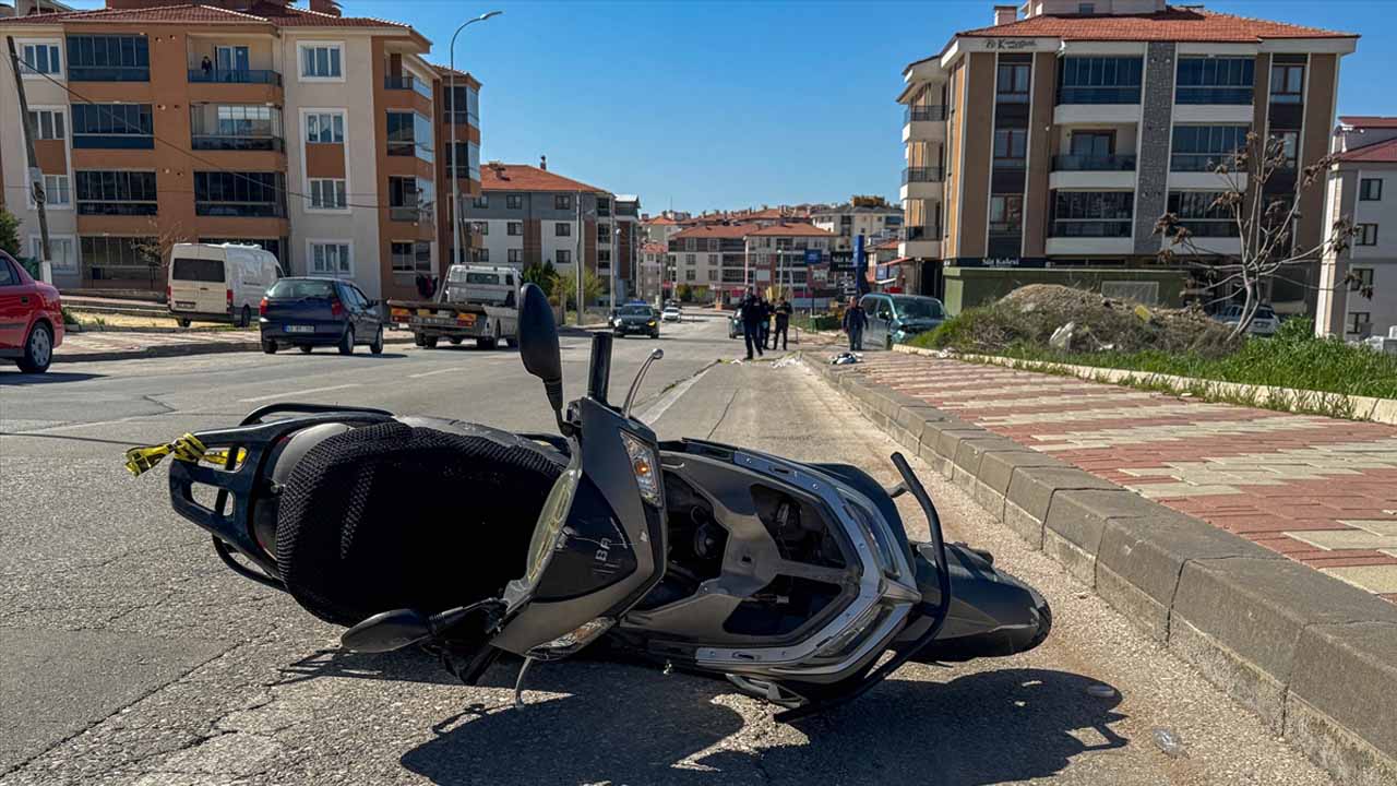 Uşak'ta hafif ticari araçla çarpışan motosiklet sürücüsünden acı haber