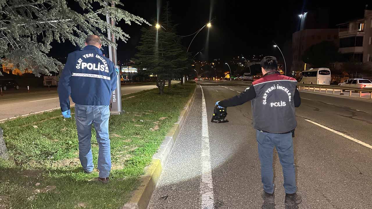 Uşak'ta yolun karşısına geçmeye çalışan kadın canından oldu