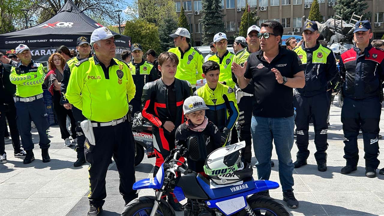 Uşak'ta motosiklet sürücülerine eğitim verildi