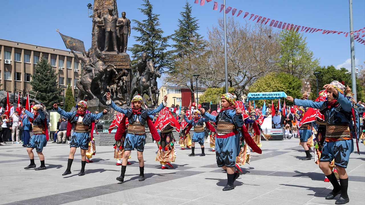 Uşak'ta 23 Nisan Ulusal Egemenlik ve Çocuk Bayramı kutlanıyor