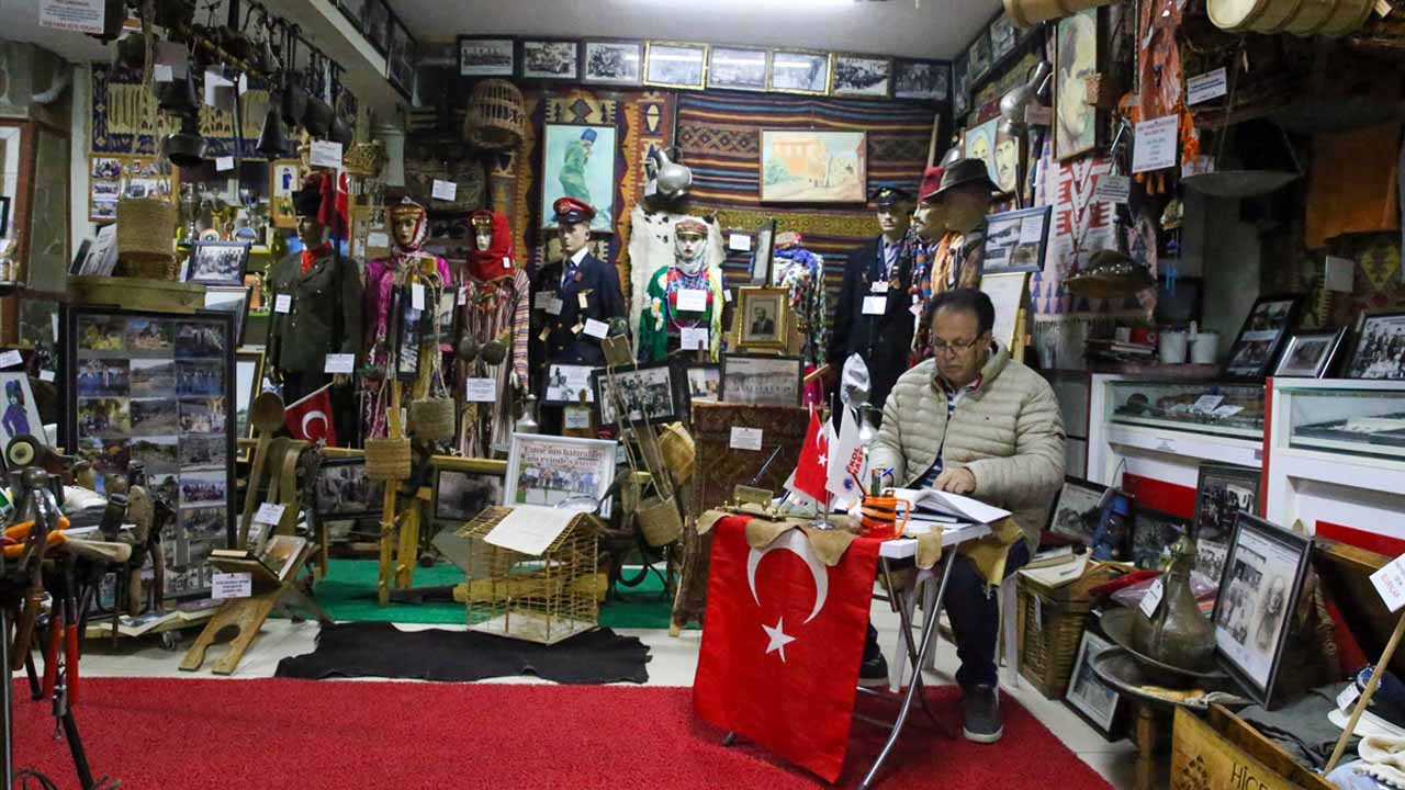 Uşaklı emekli öğretmen doğduğu ilçenin hafızasını evinin bodrumunda yaşatıyor