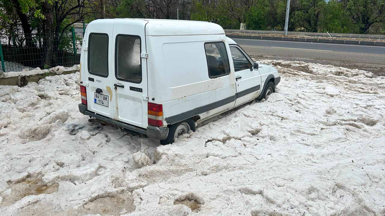 Sivaslı'yı sağanak ve dolu vurdu
