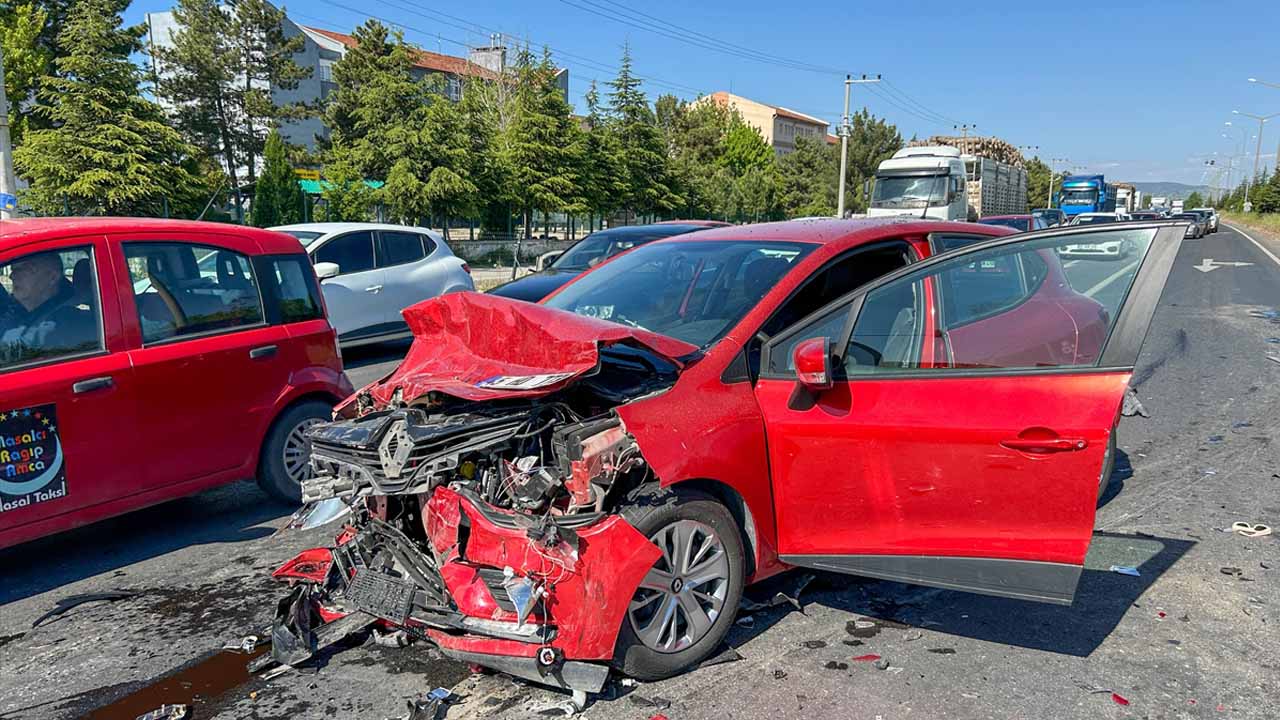 Uşak'ta Hastane Kavşağı'ndaki trafik kazasında 7 kişi yaralandı