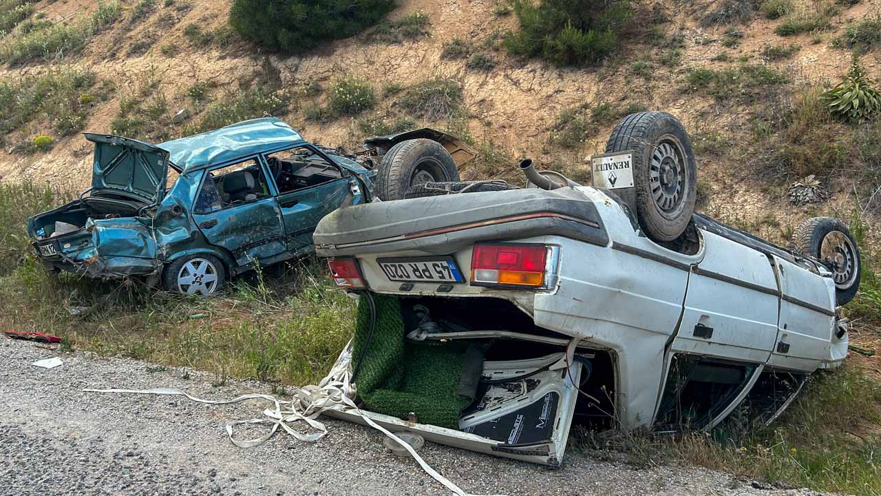 Uşak'ta Uzunoluk mevkisinde iki otomobil çarpıştı, 7 yaralı