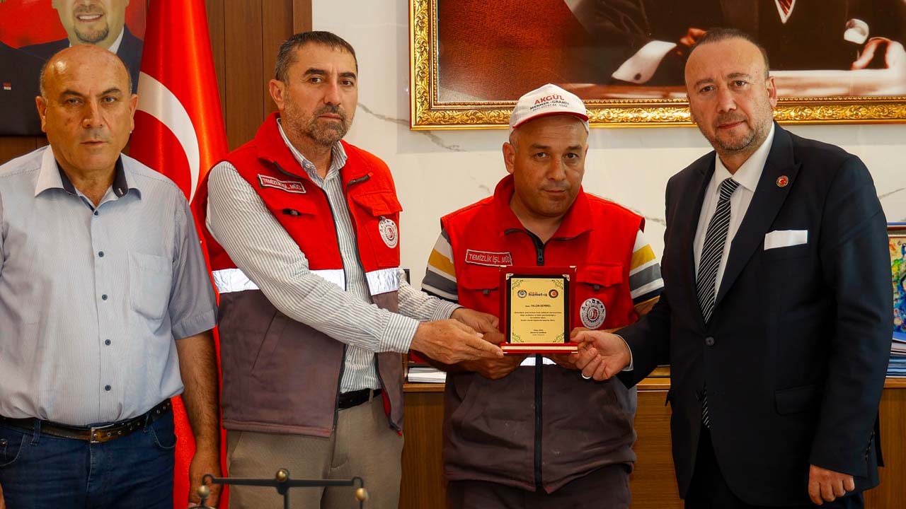 Uşak Belediyesi personeli bulduğu cüzdanı tereddütsüz teslim etti