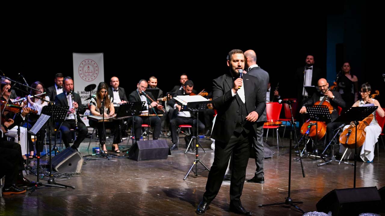 Uşak Maarif Orkestrası ilk konserinde sanatla coşturdu