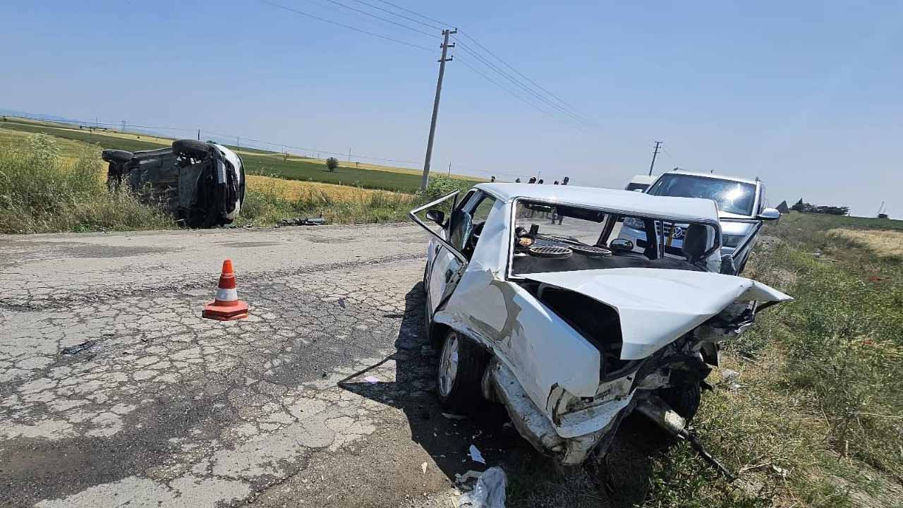 Uşak'ta aynı istikamette ilerleyen otomobiller çarpıştı, 5 kişi yaralandı
