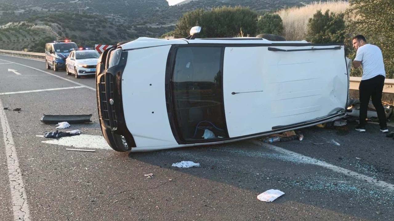 Uşak'ta devrilen hafif ticari araçtaki 1 kişi öldü, 4 kişi yaralandı