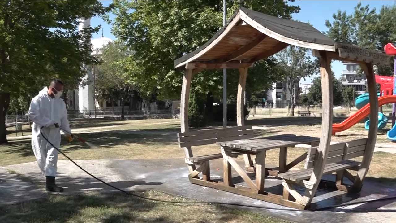 Uşak Belediyesi’nden yeşil alanlarda kene ve haşere ilaçlaması
