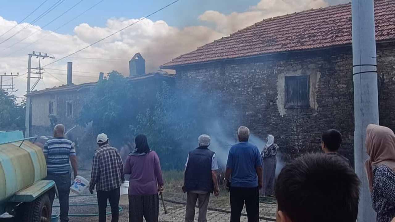 Eşme'de yangın! 3 evde hasar oluştu