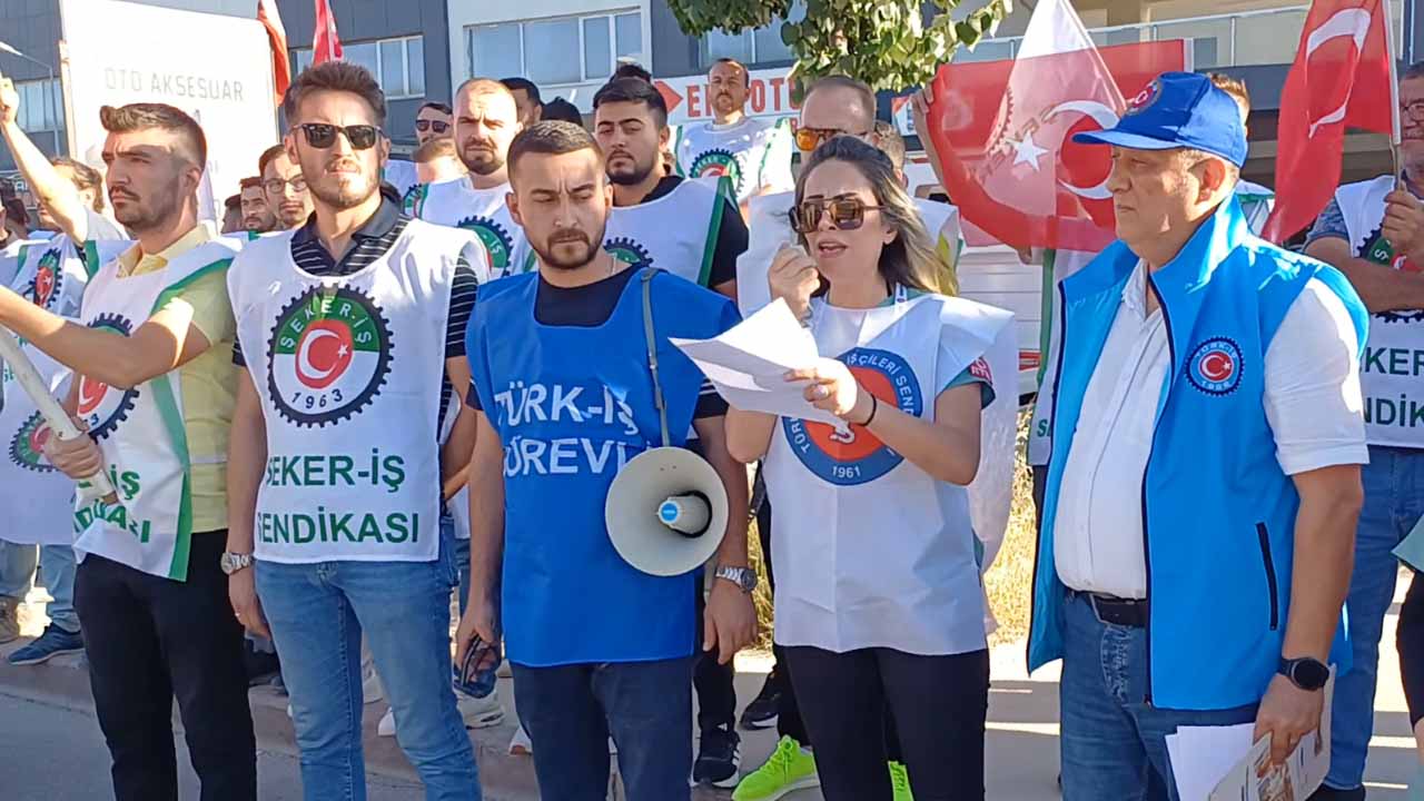 Kamu işçileri AK Parti Uşak İl Başkanlığı önünde eylem yaptı