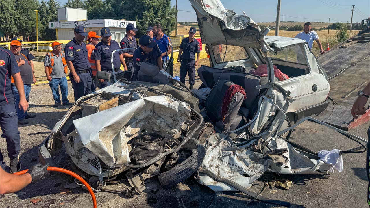 Ulubey yolunda kamyonla çarpışan otomobildeki baba ve kızı öldü