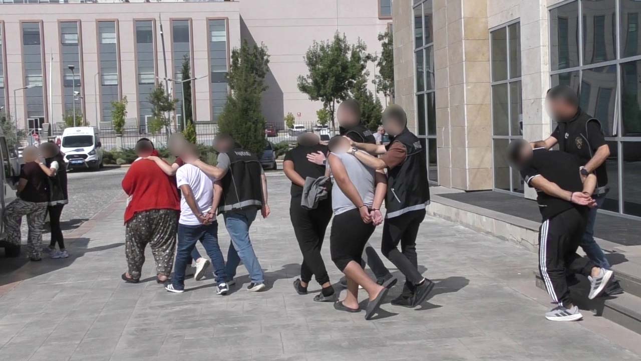 Uşak’ta zehir tacirlerine iki ayrı operasyon, 5 şüpheli tutuklandı