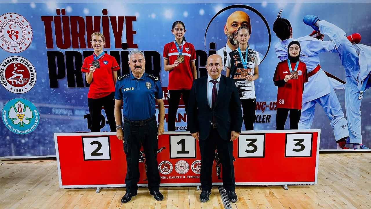 Uşak Karate Özlem Spor Kulübü Manisa'dan 17 madalyayla döndü