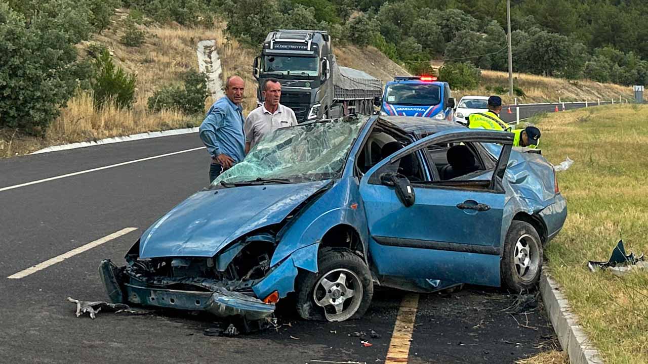 Uşak'ta takla atan otomobildeki 5 kişi yaralandı