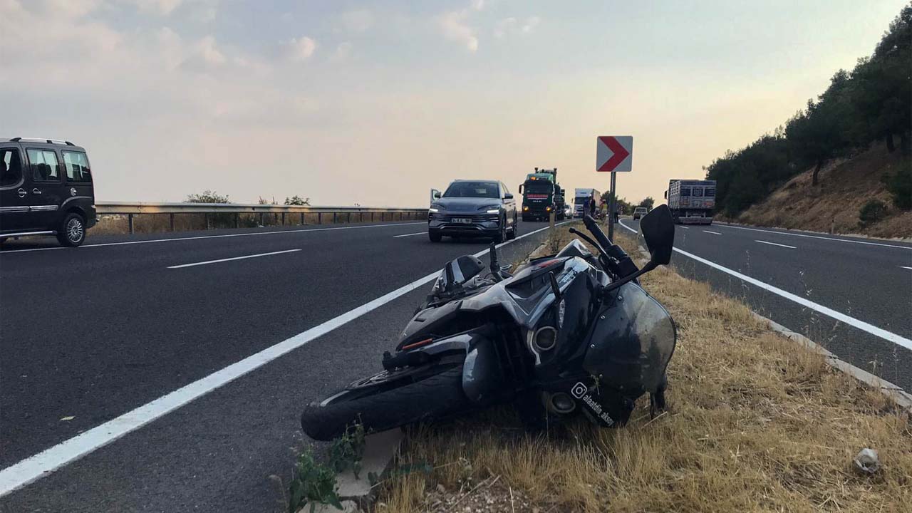 Uşak'ta refüje çarpan motosikletin 22 yaşındaki sürücüsü öldü