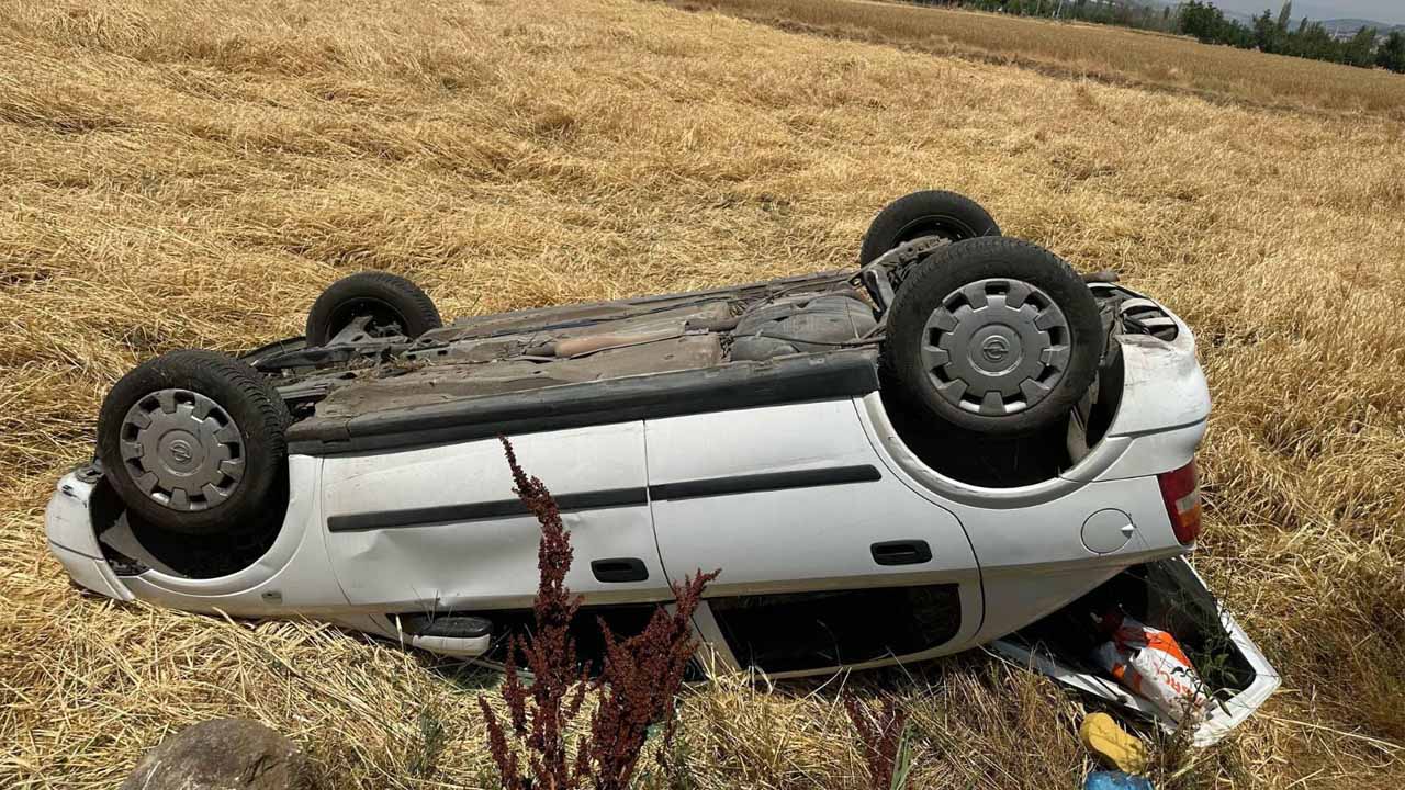 Uşak'ta tarlaya uçan otomobildeki 3 kişi yaralandı