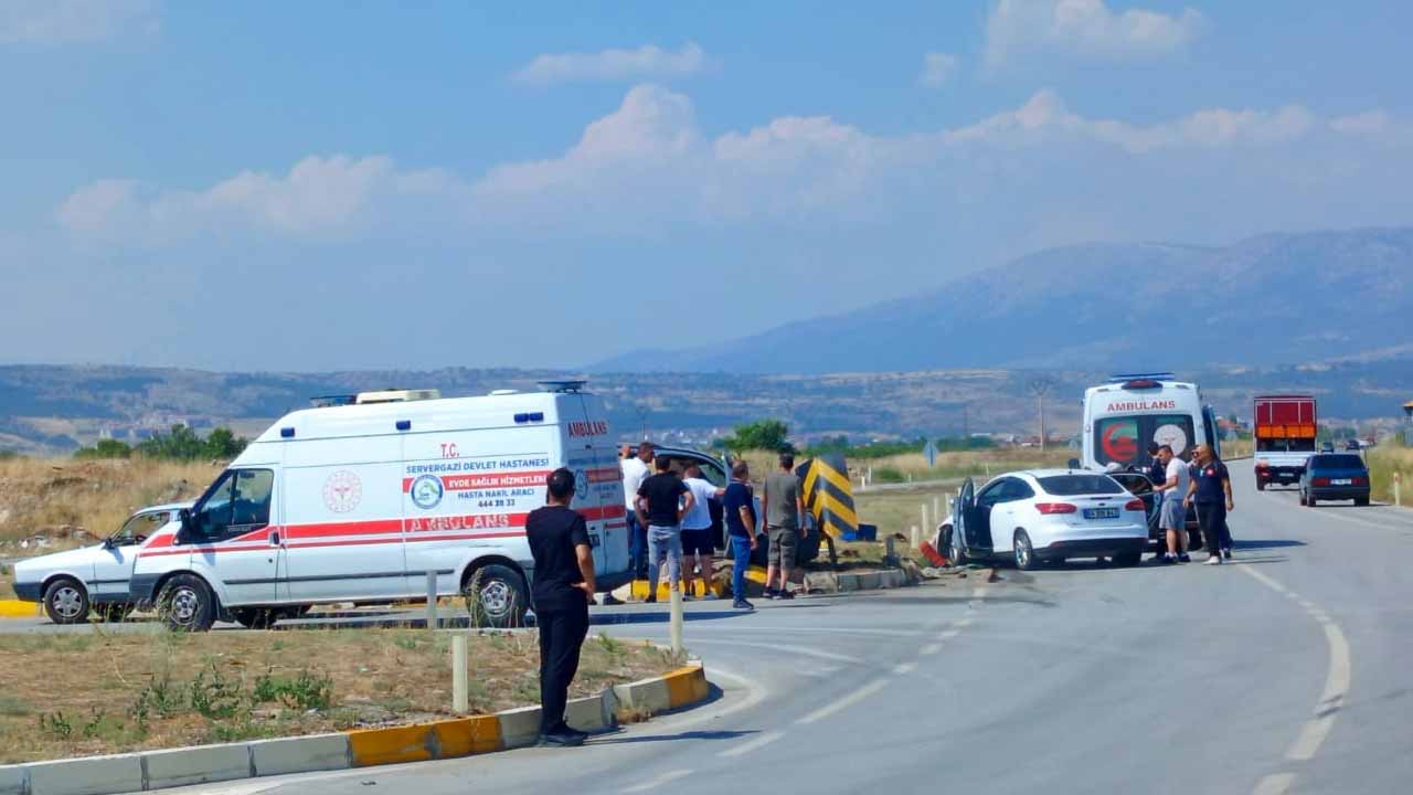 Çivril'de otomobille hafif ticari araç çarpıştı,  5 kişi yaralandı