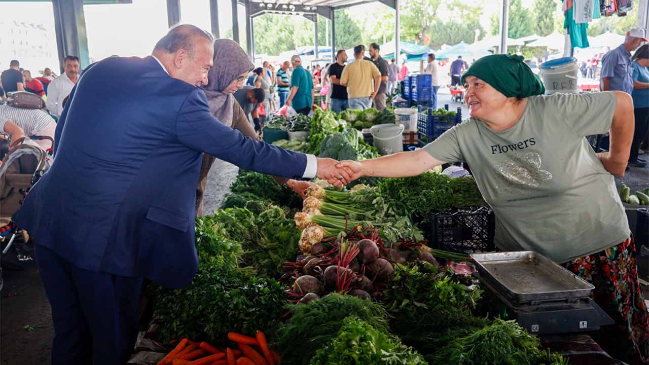 Başkan Yalım pazaryerinde esnaf ve vatandaşlarla buluştu
