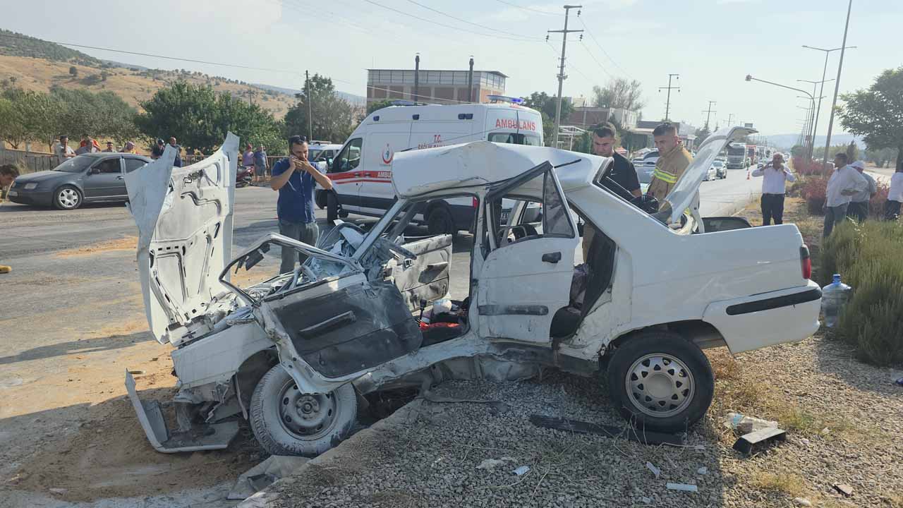 Uşak-İzmir kara yolunda feci kaza! Karı koca öldü, 1 kişi yaralandı