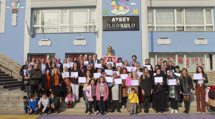 Uşak'ta Aile Okulu'nu tamamlayan 50 veliye sertifika verildi