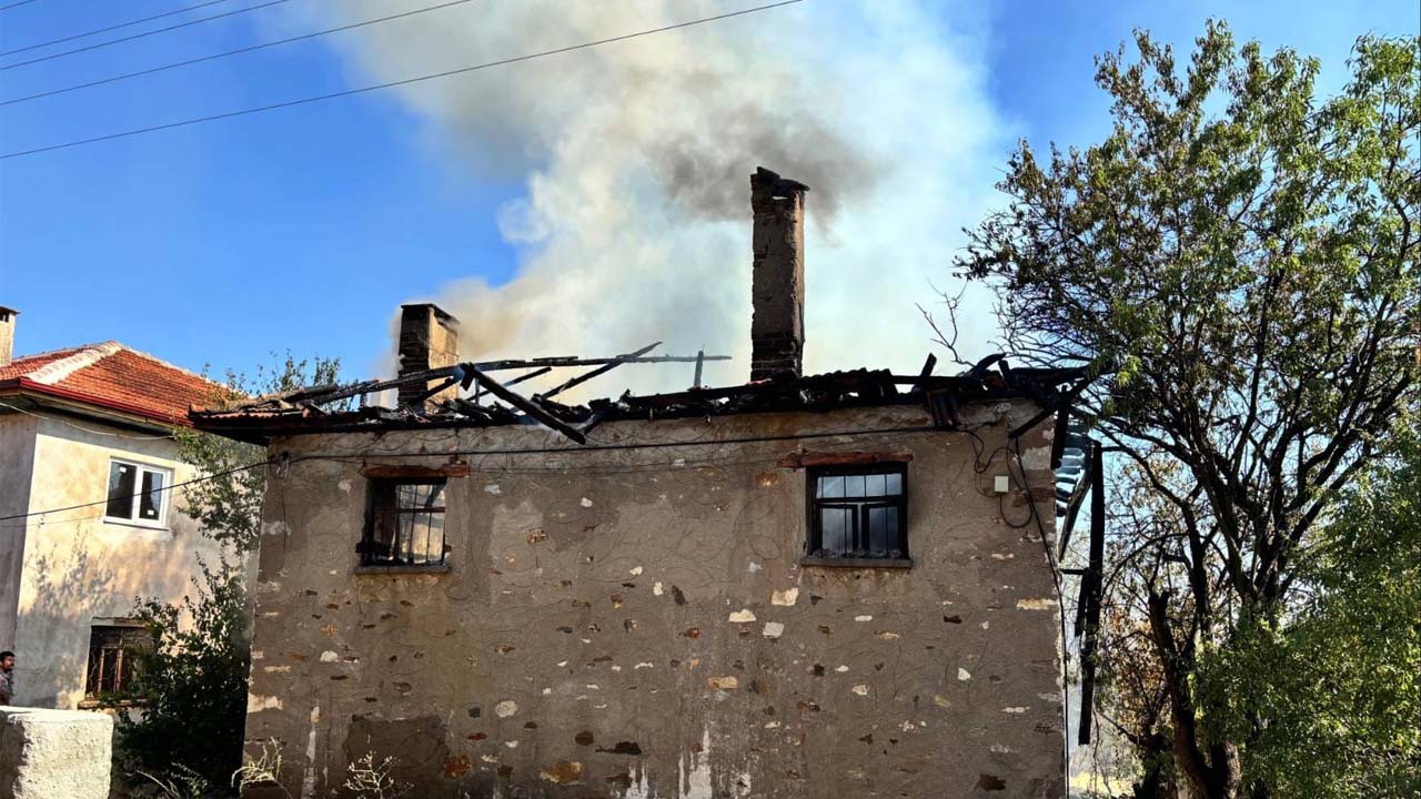 Uşak'ta 73 yaşındaki yaşlı adamın evi yandı