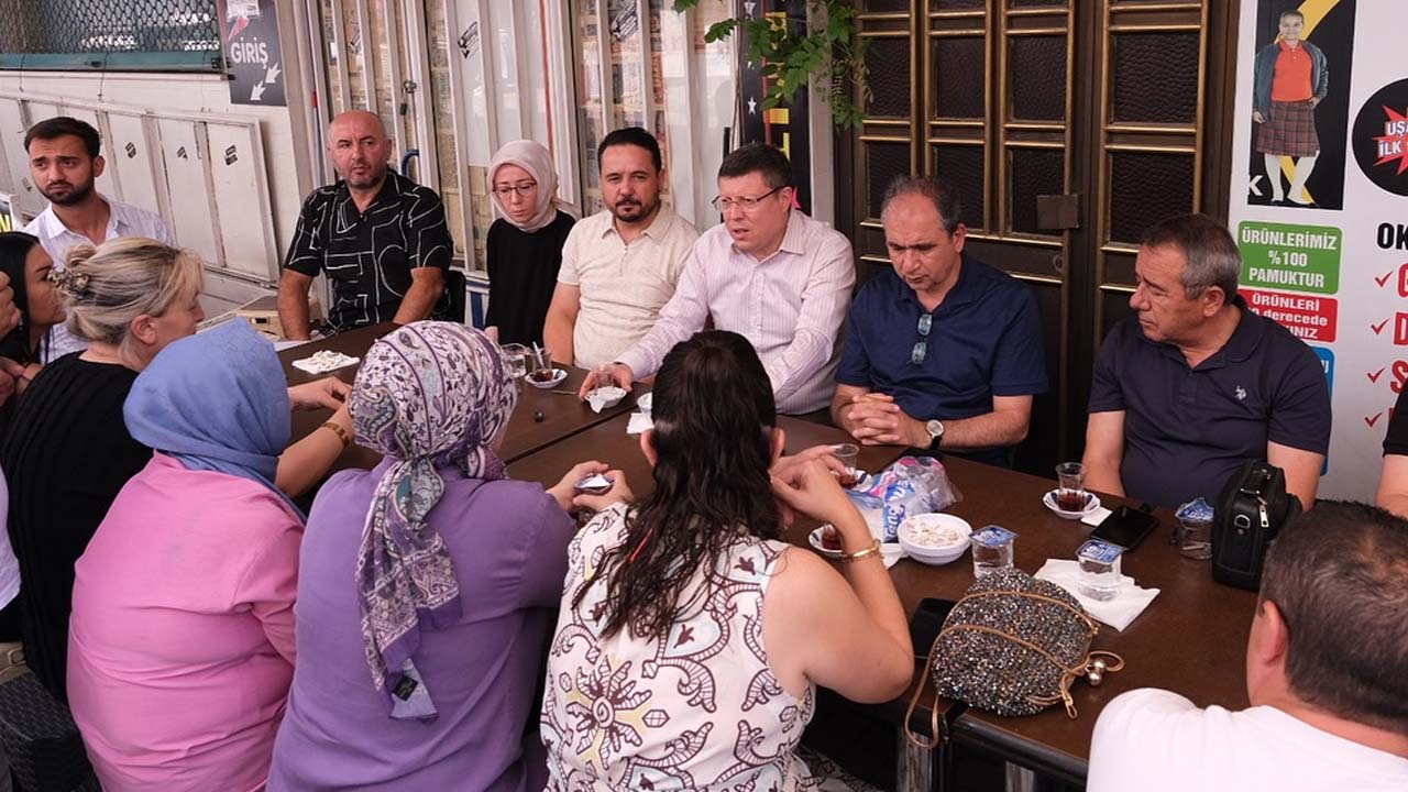 AK Parti Uşak Teşkilatı ayakkabıcılar çarşısı esnafıyla kahvaltıda buluştu