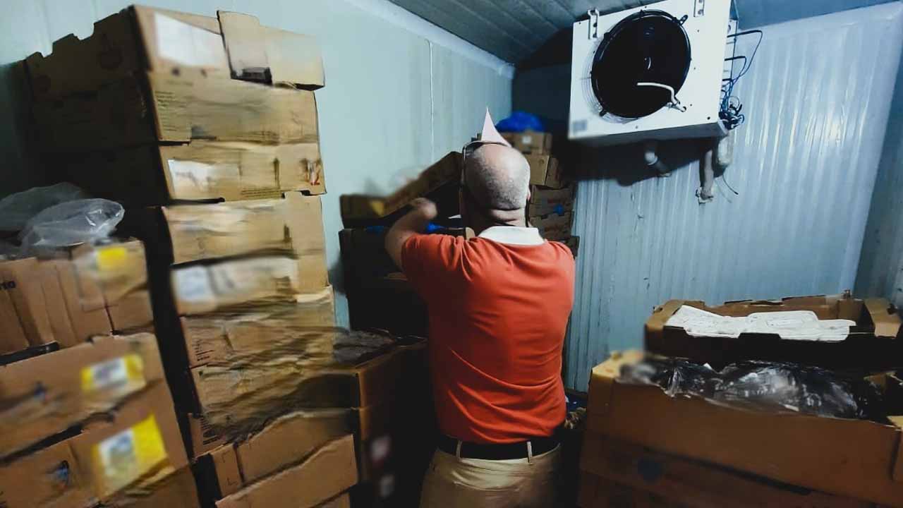 Uşak’ta son kullanma tarihi geçmiş 1 ton tavuk ele geçirildi