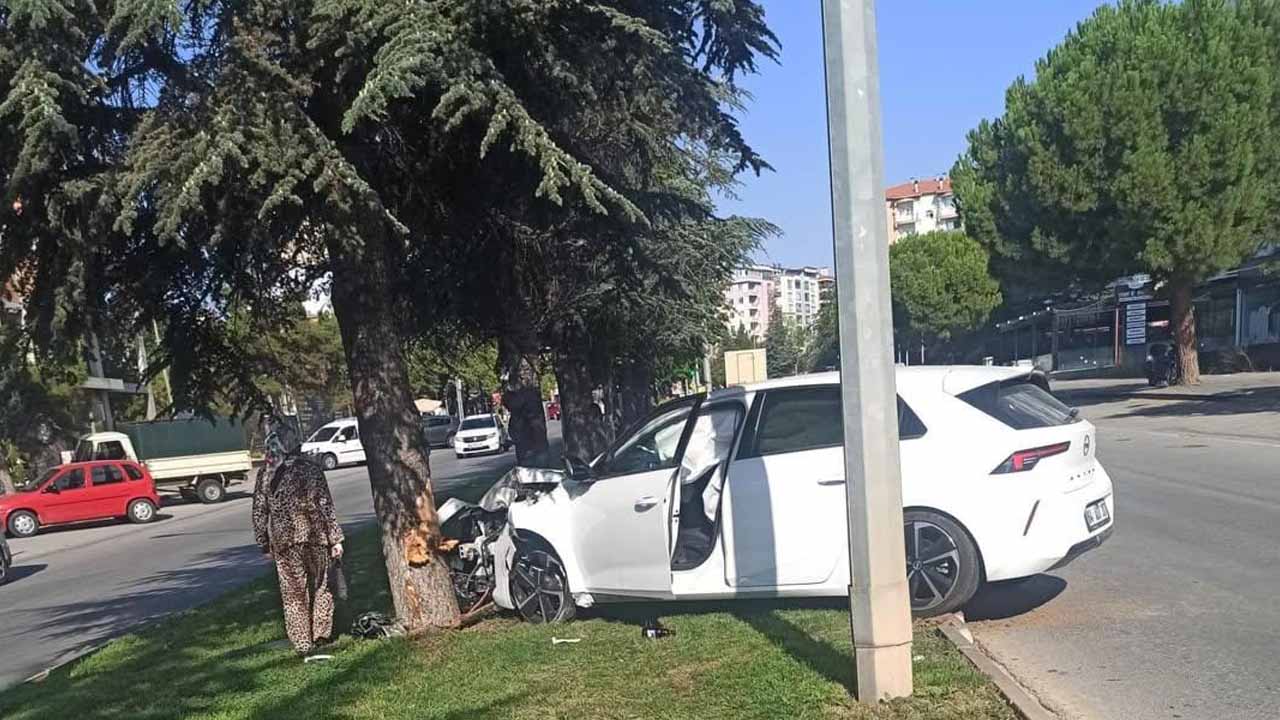 Uşak’ta otomobil ağaca çarptı, 1 yaralı