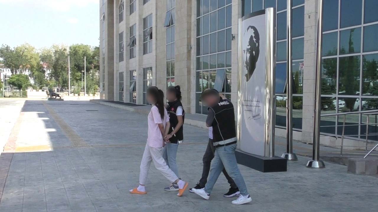 Uşak polisinden uyuşturucuya darbe, 2 şüpheli yakalandı