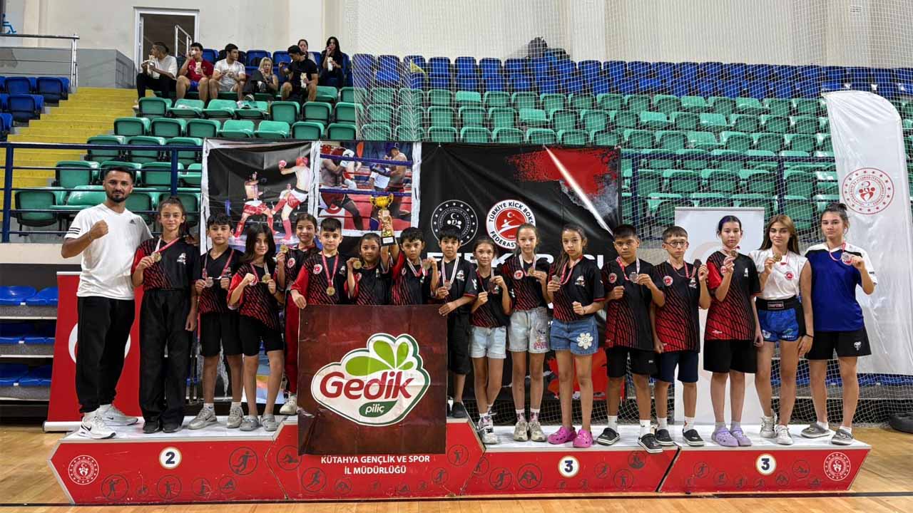Eşmeli sporculardan önemli zafer, Kickboks Kupası Eşme’nin