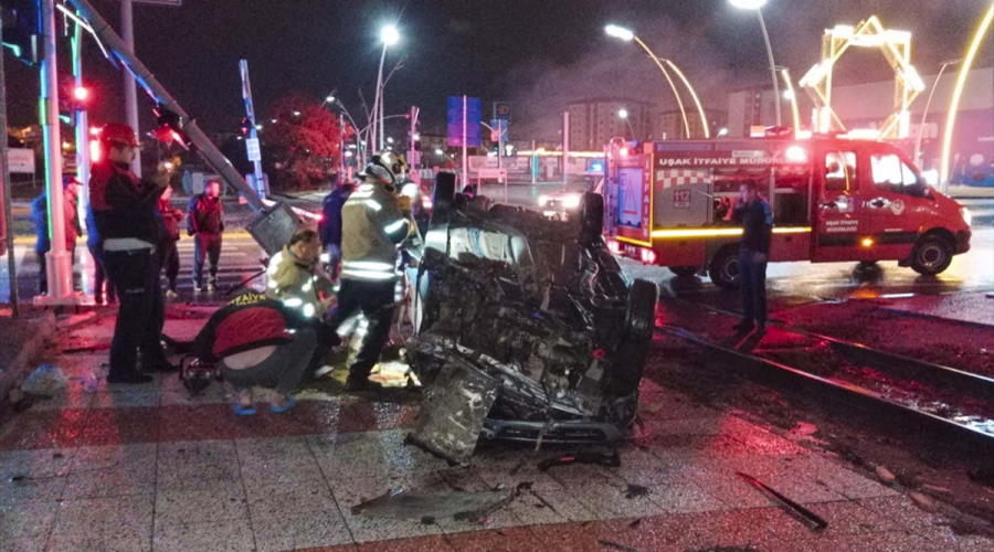 Uşak'ta otomobil yolcu trenine çarptı! 2 kişi ağır yaralandı