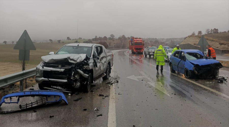 Gediz'de iki araç çarpıştı, 4 kişi yaralandı