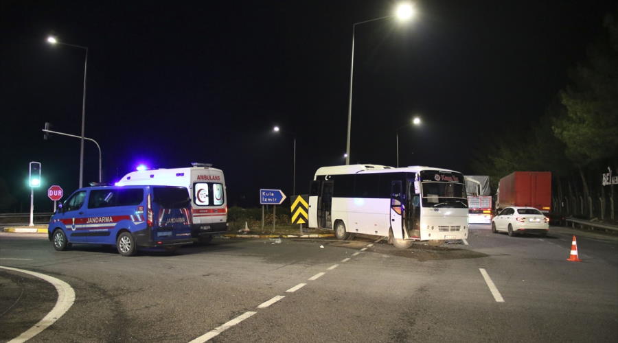 Uşak'ta işçi midibüsüne tır çarptı! 20 kişi yaralandı