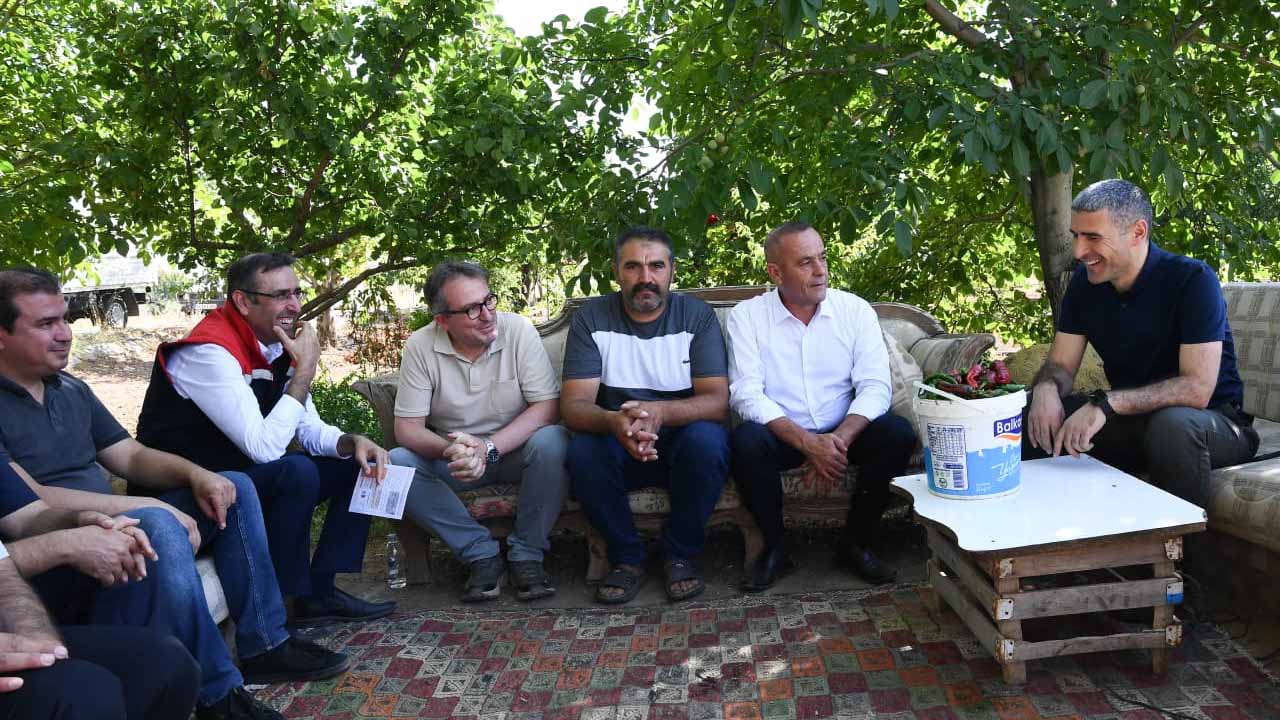Vali Aktaş, Sivaslı’da çiftçilerle hasada katıldı vatandaşlarla buluştu