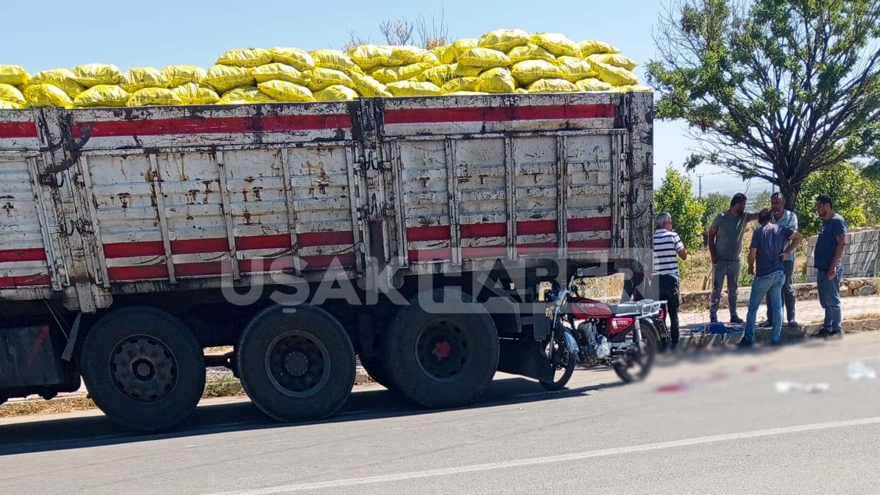 Karahallı'da park halindeki kamyona çarpan motosiklet sürücüsü ağır yaralandı