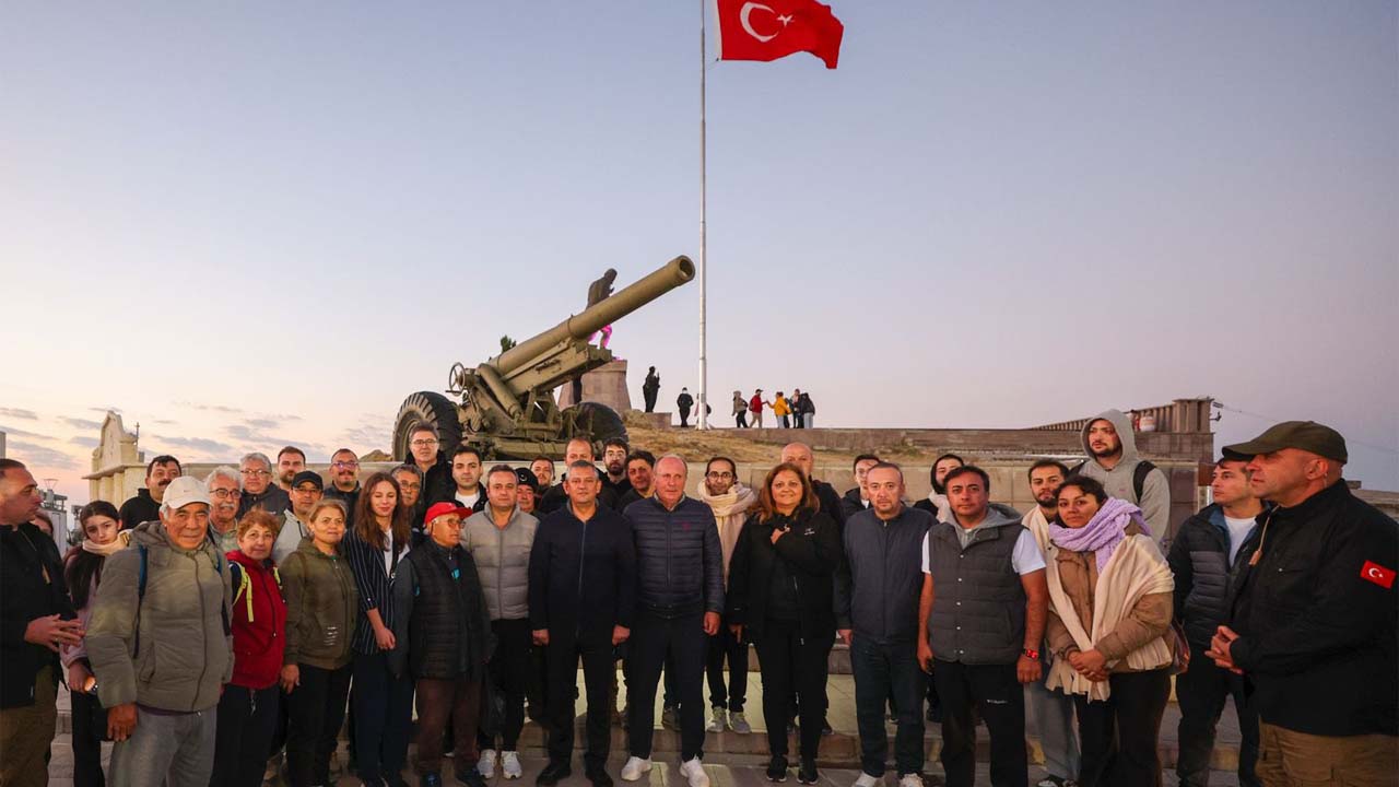 Özgür Özel’in ‘Zafer Yolu’ yürüyüşüne Başkan Yalım da eşlik etti