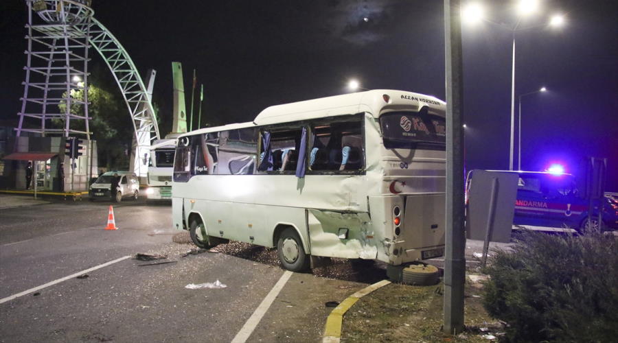 Uşak'ta ışık ihlali işçi servisi ile tır böyle çarptı