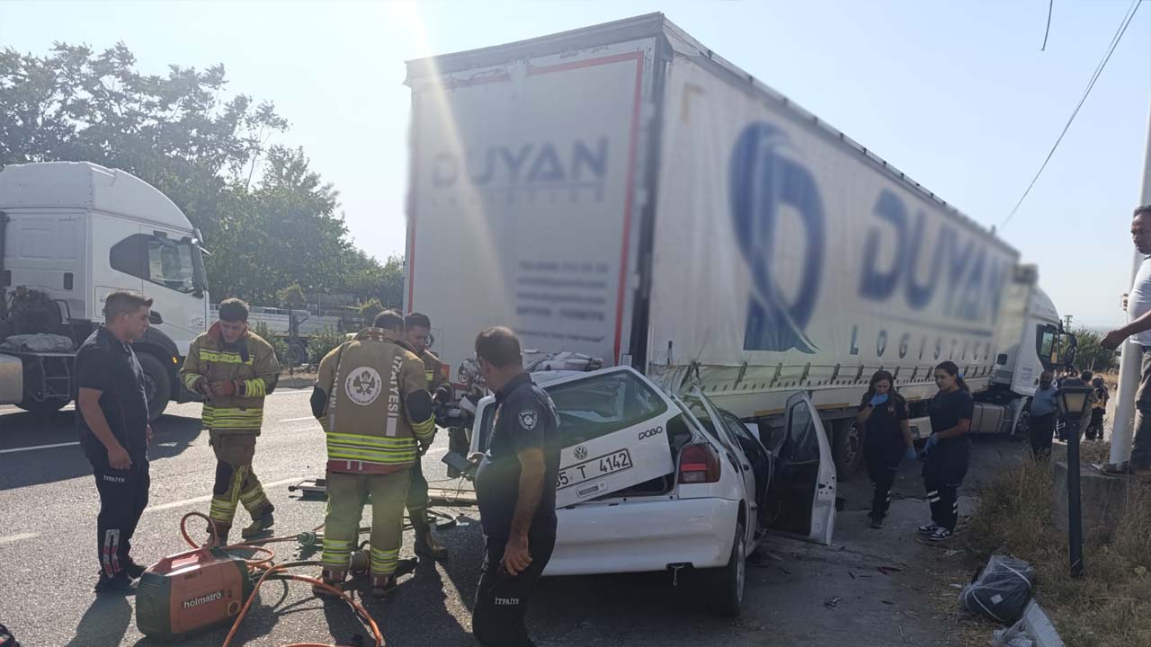 Turgutlu'da tıra arkadan çarpan otomobildeki 2 kardeş öldü