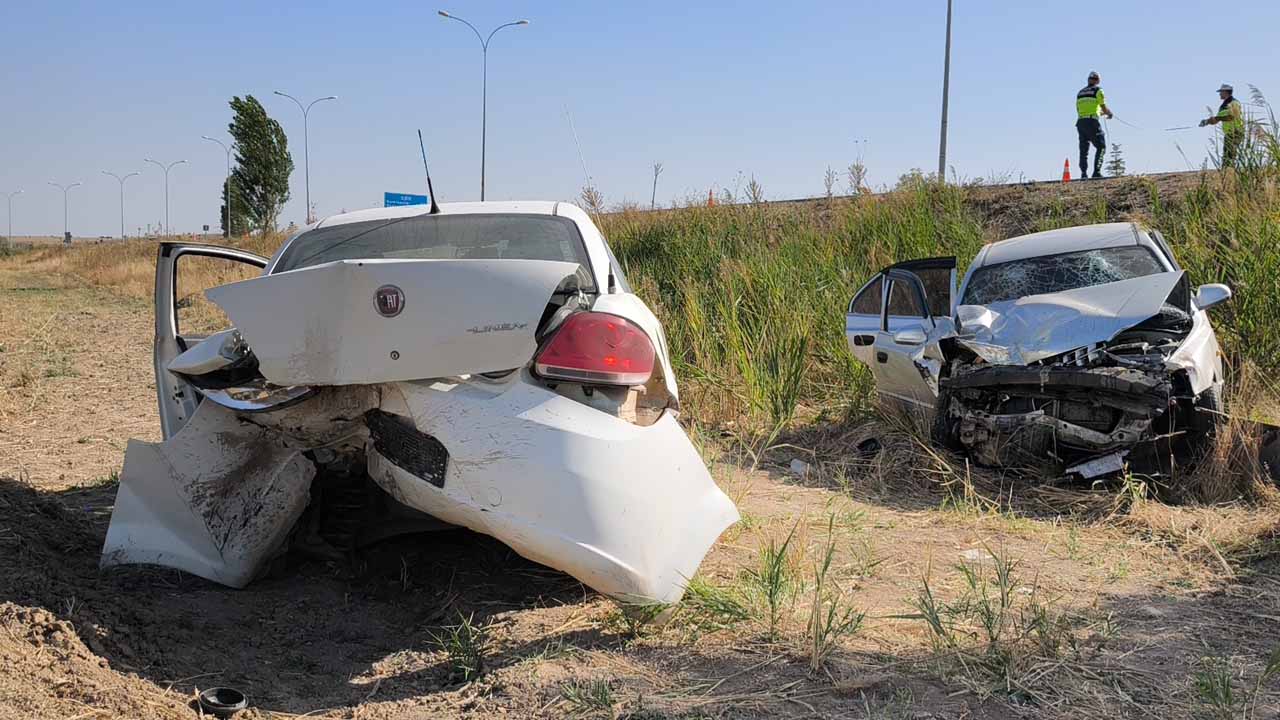 Altıntaş'ta  polis aracına çarpan otomobildeki 2'si çocuk 4 kişi yaralandı