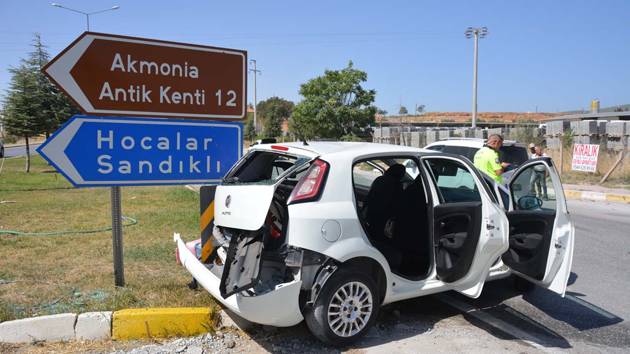 Banaz'da iki otomobilin çarpıştı, 2 yaralı var