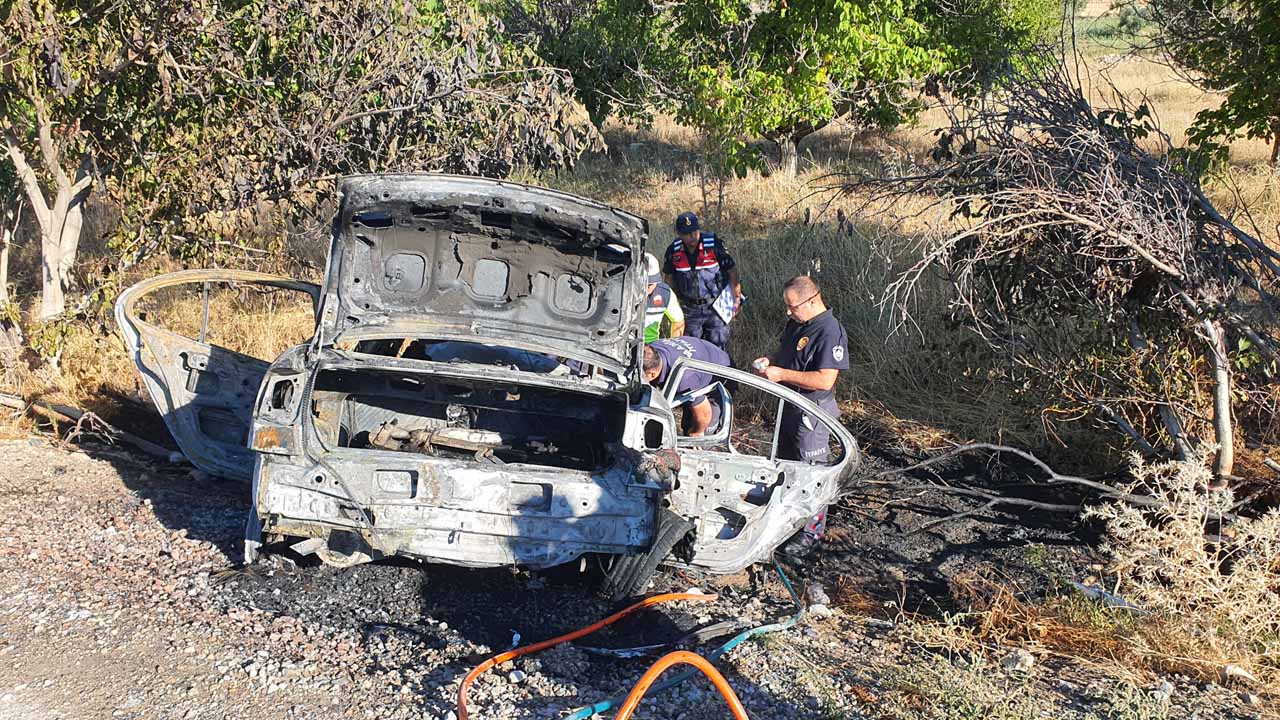 Demirci'de iki otomobilin çarpıştığı kazada 3 kişi öldü, 2 kişi yaralandı