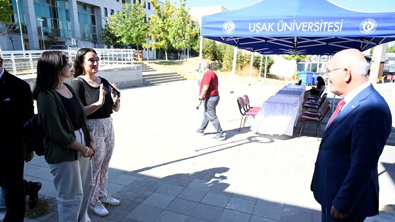 Uşak Üniversitesi’nde kayıt heyecanı, Rektör Savaş öğrencilerle buluştu