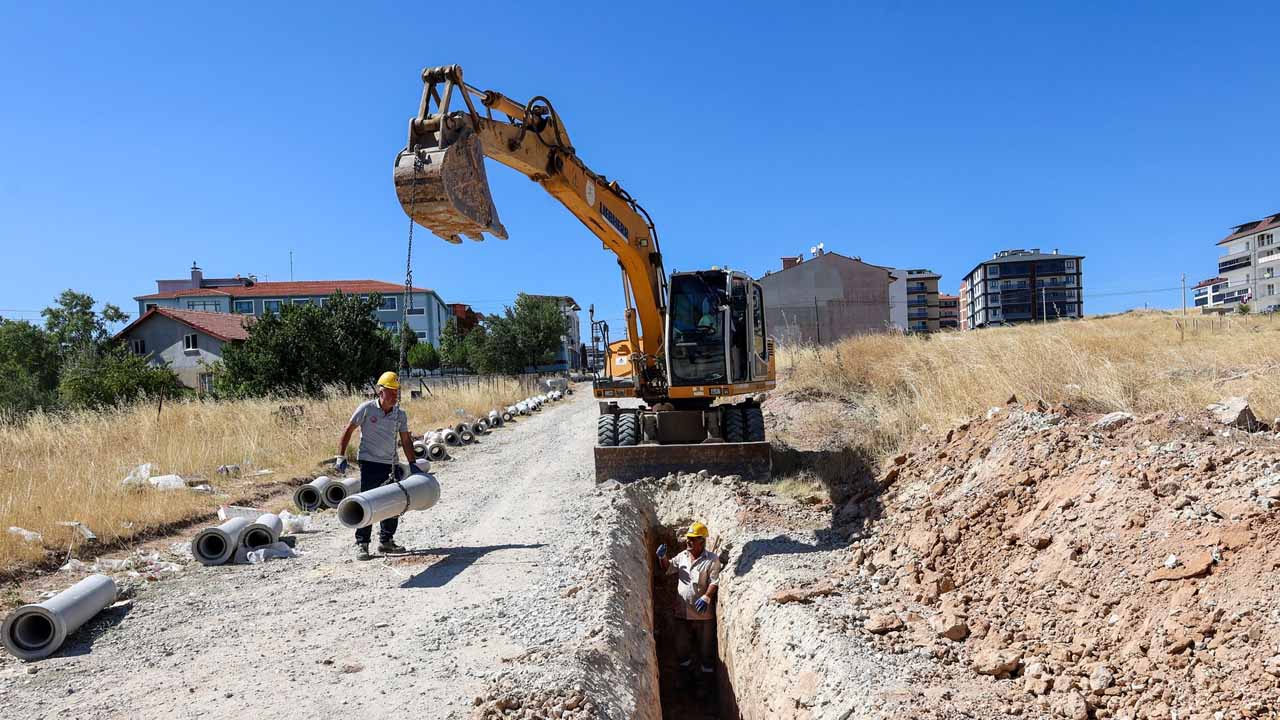 Uşak Belediyesi'nin alt yapı yenileme çalışmaları sürüyor